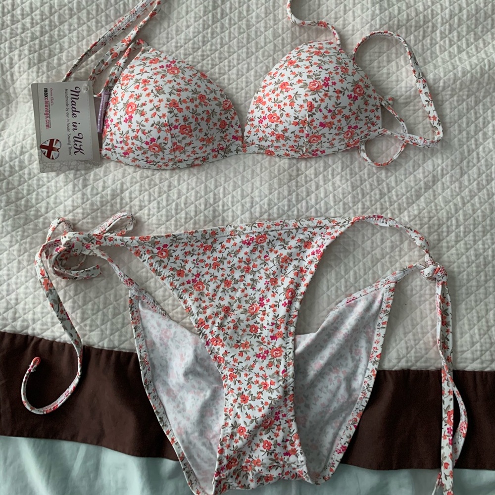 Max cleavage nwt bikini set